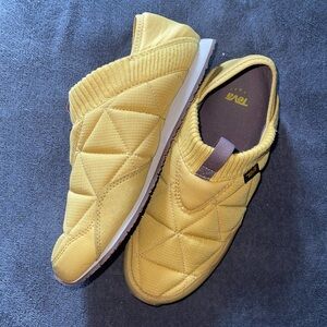 LIKE NEW TEVA WOMEN'S RE EMBER MOC HONEY GOLD